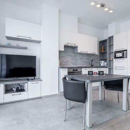 Bpr Chic White Home With Terrace & A/C & Garage Budapesta Exterior foto