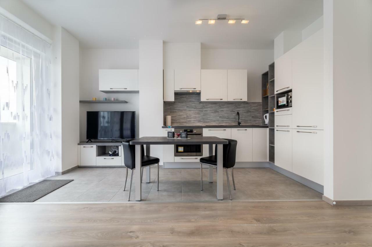 Bpr Chic White Home With Terrace & A/C & Garage Budapesta Exterior foto